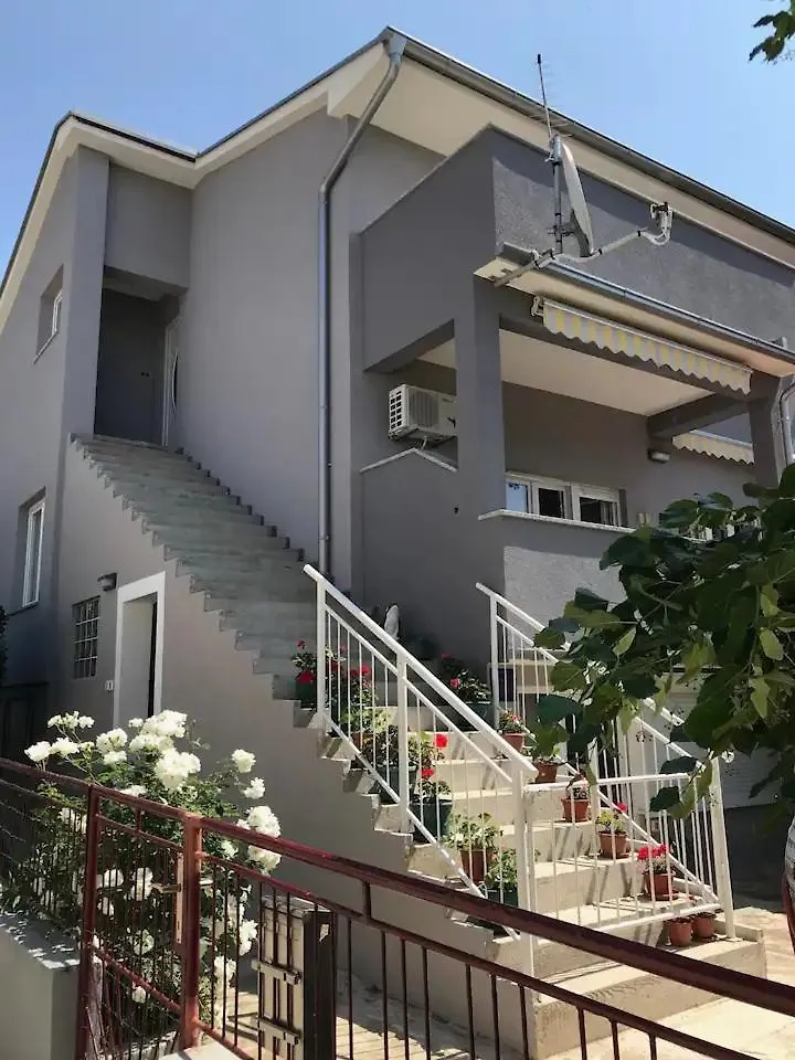 Apartments Komadina Selce