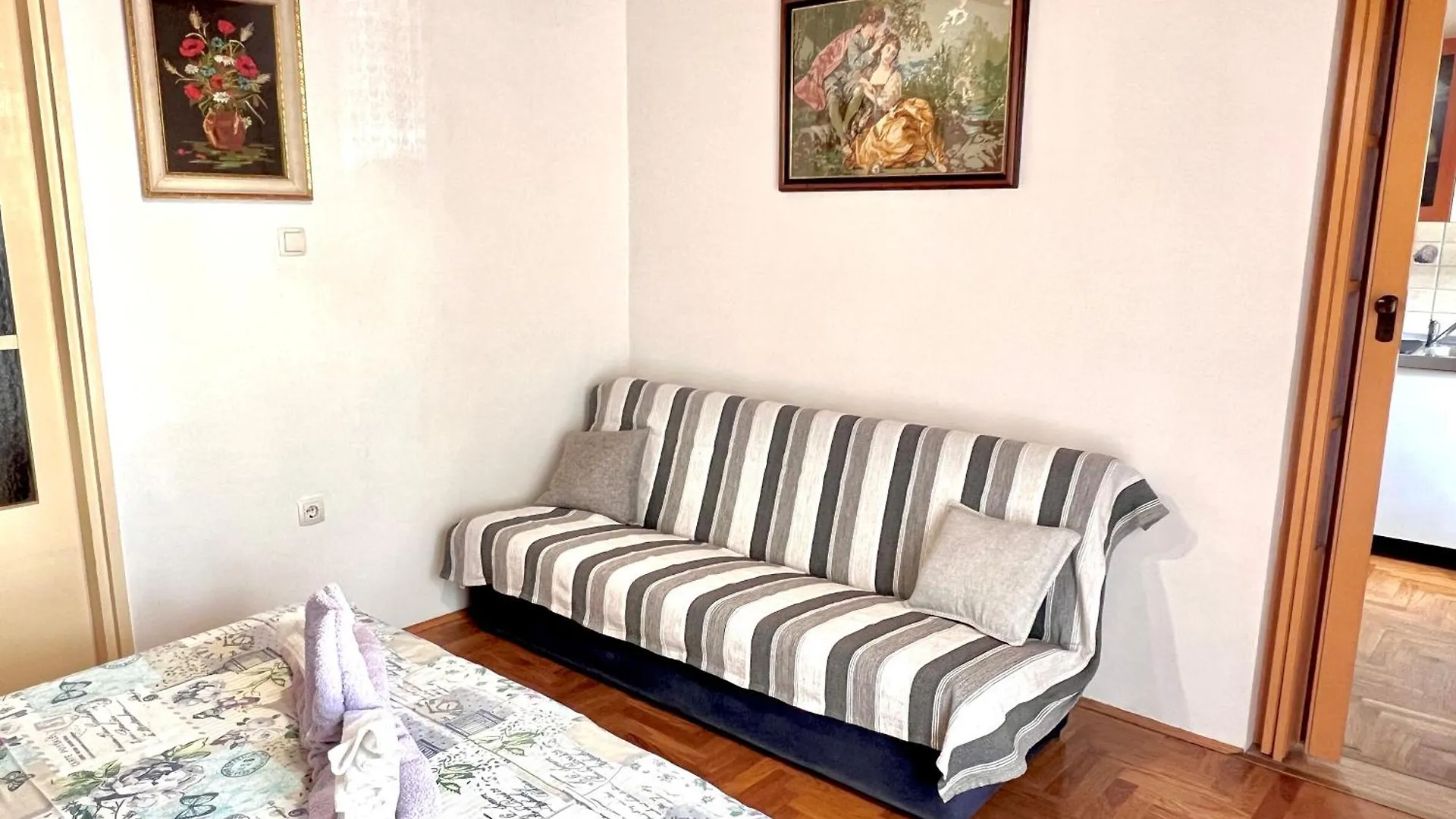 Apartments Komadina Selce